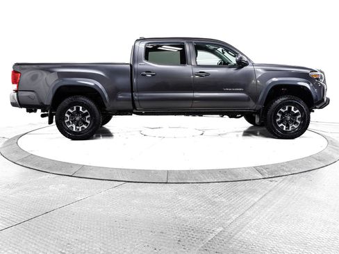 Certified 2016 Toyota Tacoma SR5 w/ SR5 Appearance Package (SN) image 11