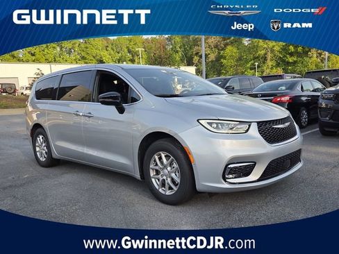 New 2026 Chrysler Pacifica Select image 1