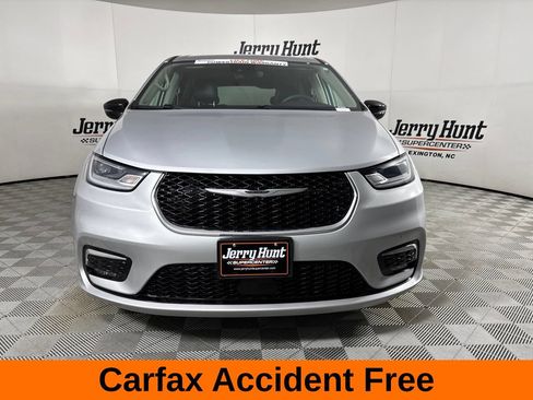 Used 2024 Chrysler Pacifica Touring-L FWD image 3