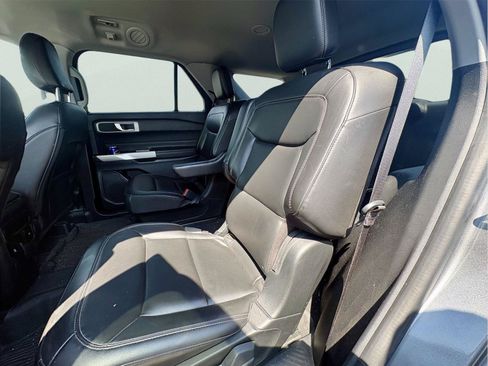 Used 2022 Ford Explorer XLT w/ Equipment Group 202A RWD image 9