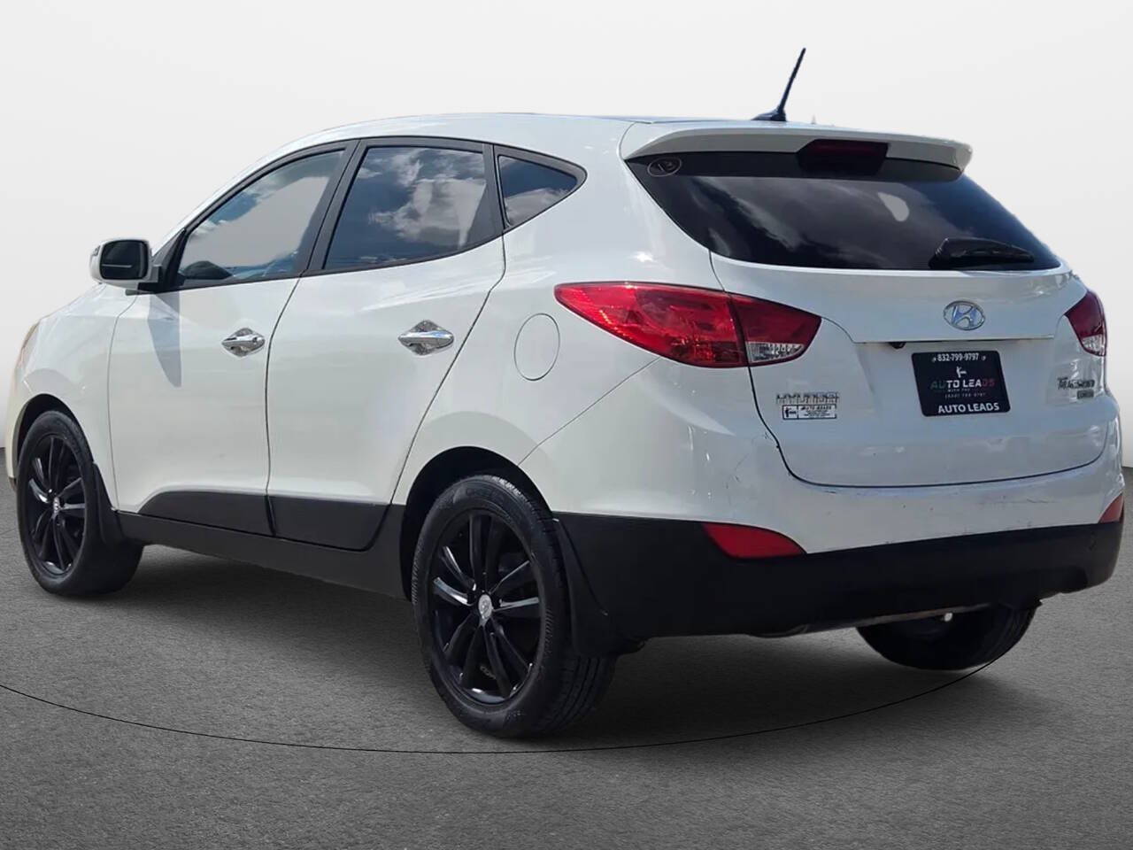 Used 2011 Hyundai Tucson Limited w/ Premium Pkg 3 FWD image 4