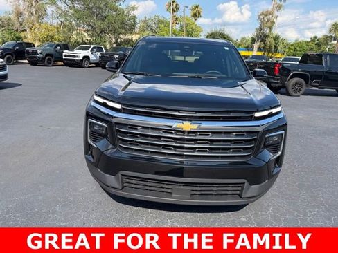 Used 2025 Chevrolet Traverse LT w/ Sun and Wheel Package FWD image 2