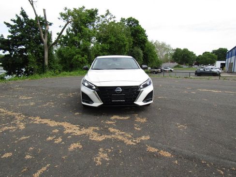 Used 2024 Nissan Altima 2.5 S FWD image 9