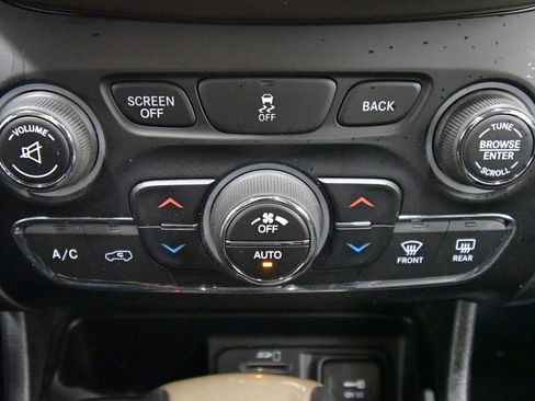 Used 2014 Jeep Cherokee Latitude w/ Comfort/Convenience Group image 17