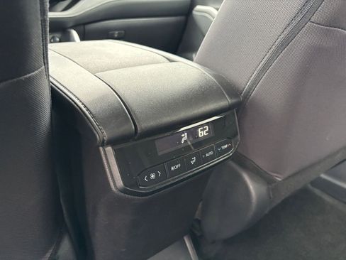 Used 2025 Toyota Highlander LE FWD image 24