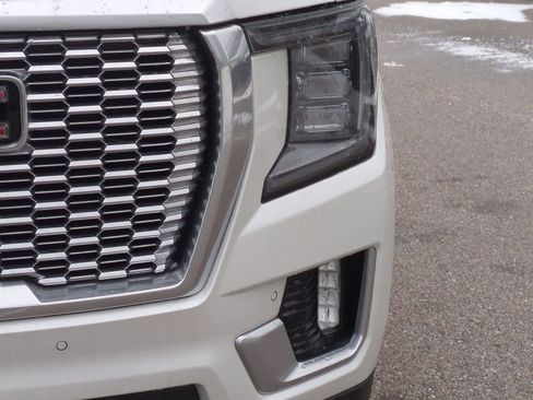 Used 2021 GMC Yukon XL Denali w/ Denali Premium Package image 11