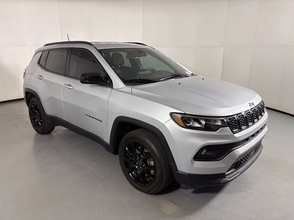 Used 2025 Jeep Compass Latitude w/ Convenience Group AWD/4WD image 2