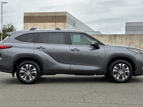 Used 2023 Toyota Highlander XLE image 6