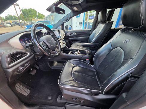 Used 2023 Chrysler Pacifica Limited w/ Uconnect Theater Family Group AWD/4WD image 16