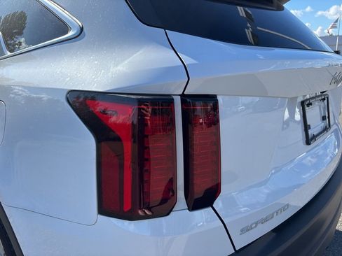 Used 2023 Kia Sorento LX image 13