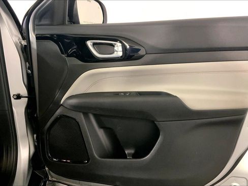 Used 2025 Jeep Compass Limited image 25