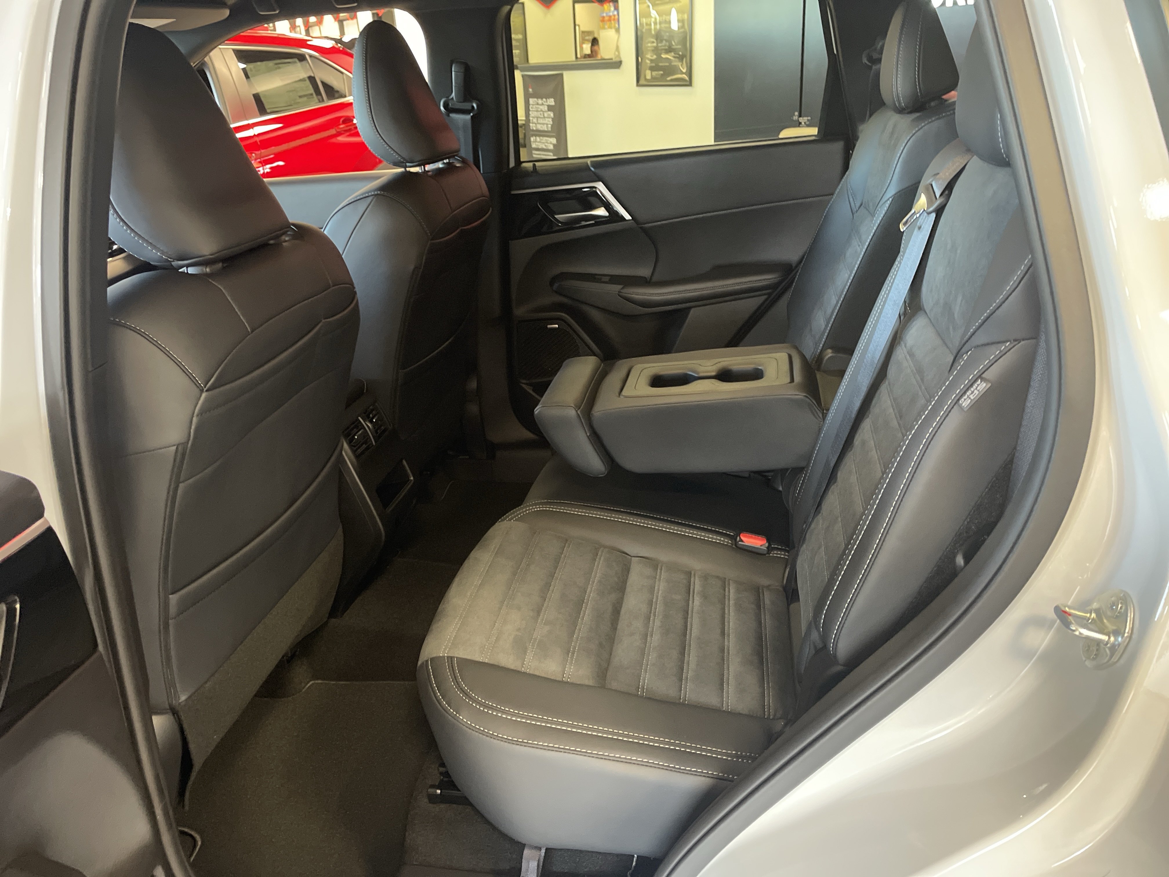 New 2026 Mitsubishi Outlander LE AWD/4WD image 9