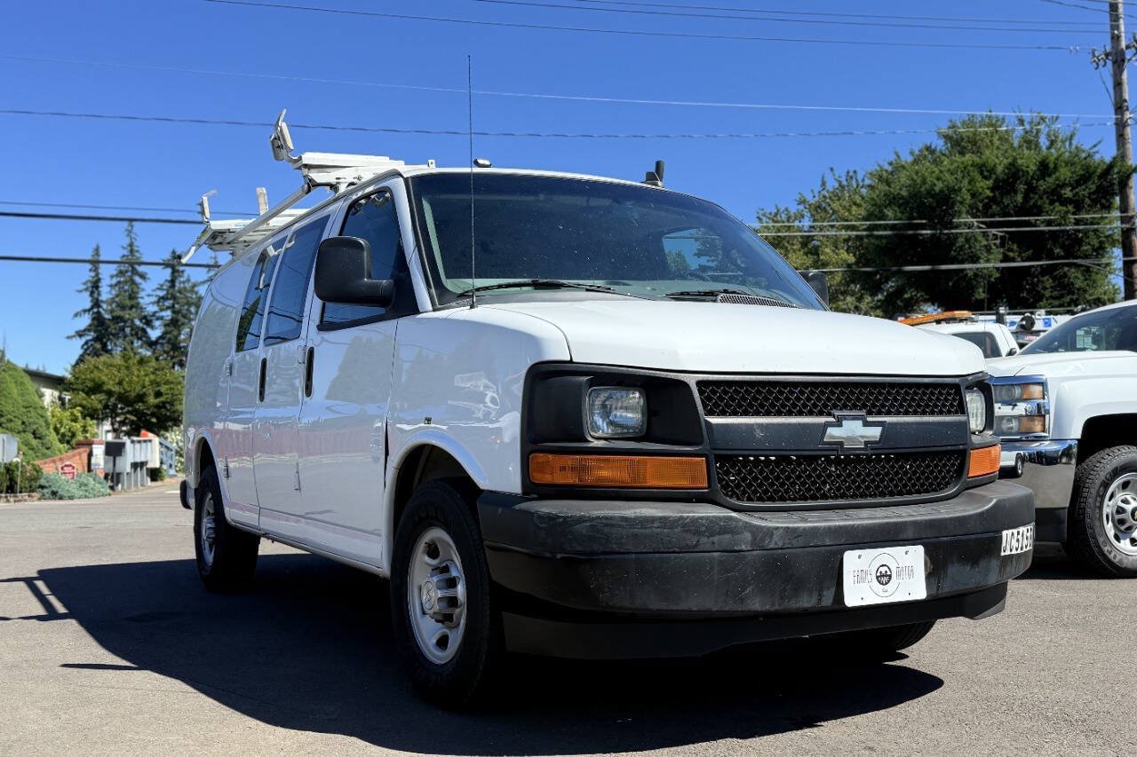 Used 2017 Chevrolet Express 2500 RWD image 3