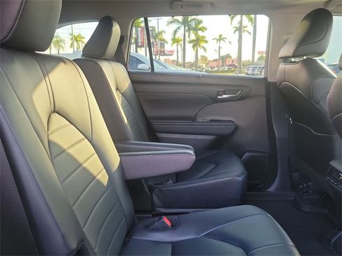 Used 2024 Toyota Highlander XLE image 10