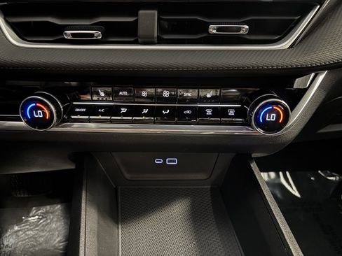 Used 2025 Chevrolet Equinox LT w/ Convenience Package II image 16