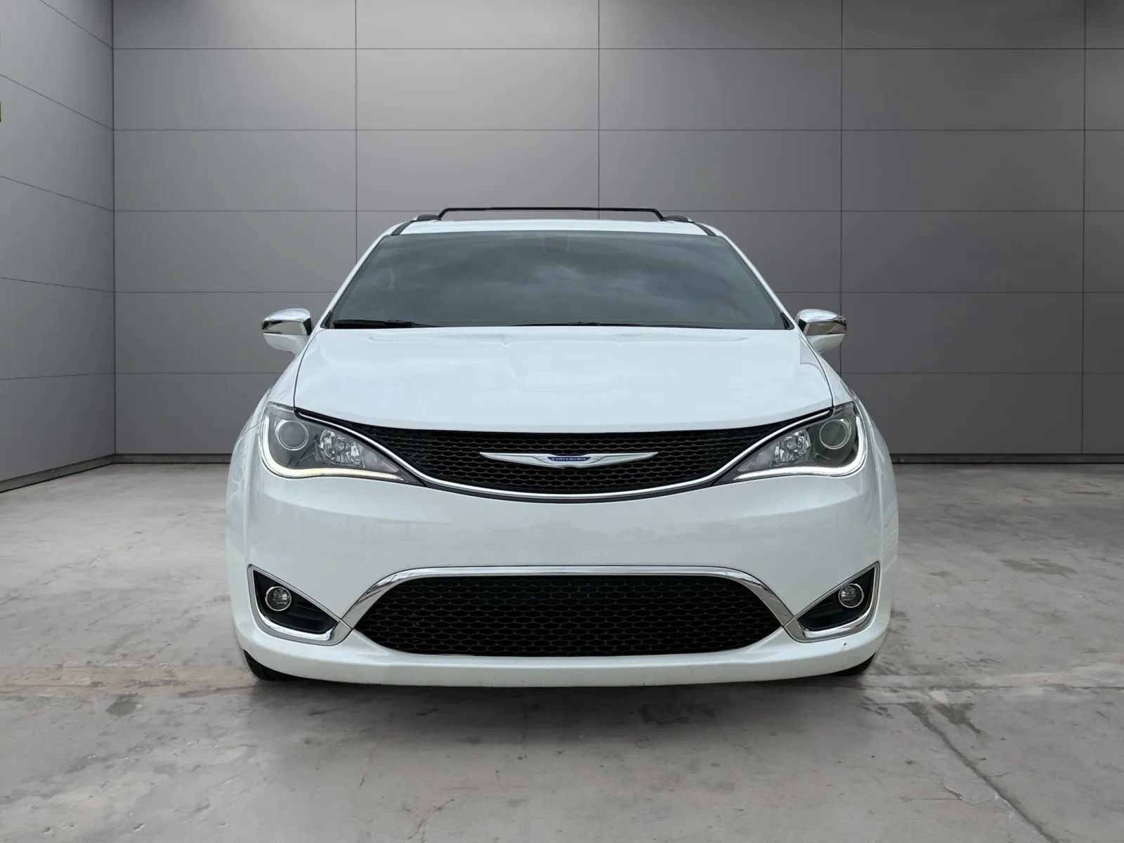 Used 2018 Chrysler Pacifica Limited FWD image 2