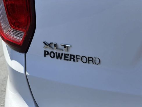 Used 2018 Ford Explorer XLT w/ Equipment Group 201A AWD/4WD image 8