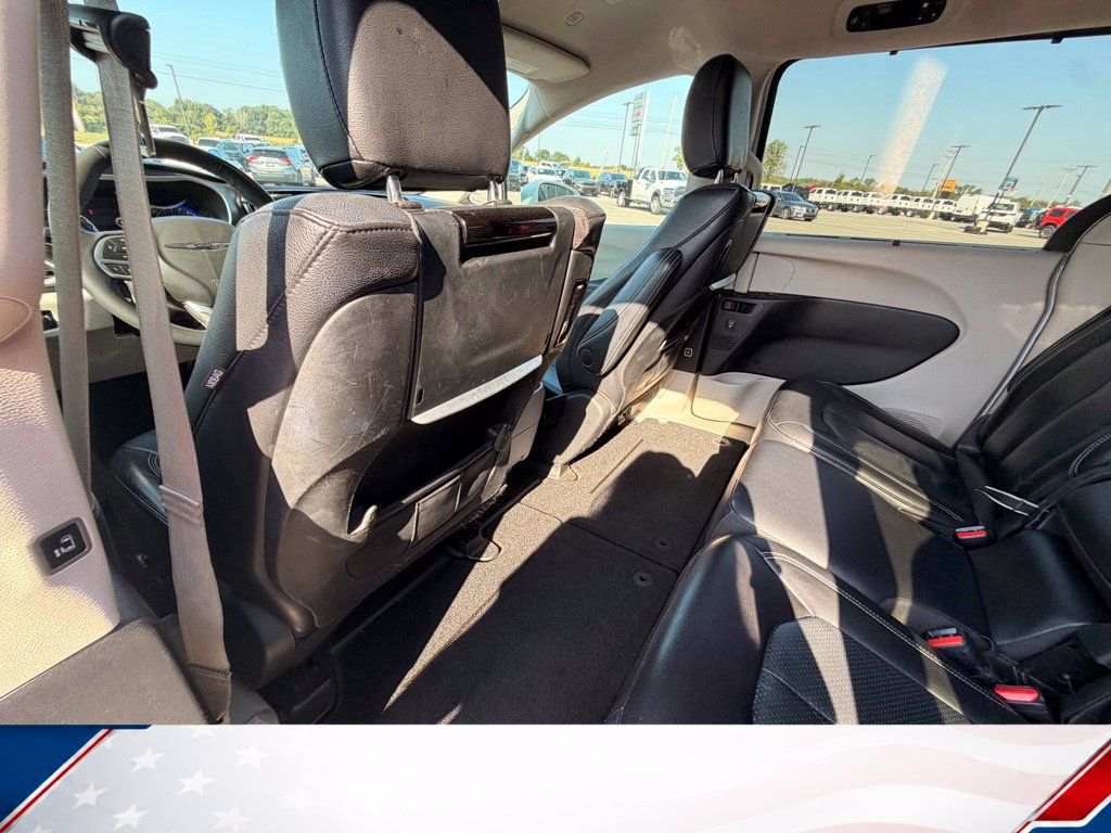 Used 2022 Chrysler Pacifica Touring-L w/ Uconnect Theater Family Group FWD image 13