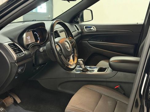 Used 2020 Jeep Grand Cherokee Laredo AWD/4WD image 24