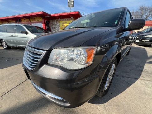 Used 2016 Chrysler Town & Country Touring w/ Driver Convenience Group image 13