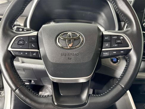 Used 2022 Toyota Highlander XLE FWD image 16