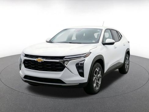 Used 2025 Chevrolet Trax LT FWD image 2