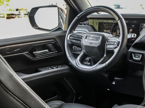 Used 2025 GMC Yukon Elevation w/ LPO, Yukon Black Package AWD/4WD image 40