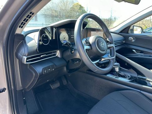 Used 2023 Hyundai Elantra SEL w/ Convenience Package image 10