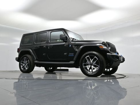Used 2024 Jeep Wrangler Unlimited image 4