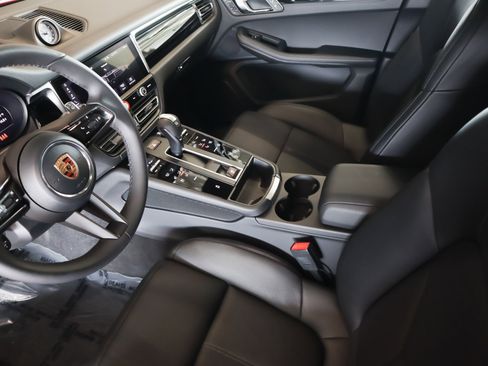 Used 2026 Porsche Macan image 16