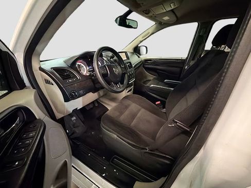 Used 2019 Dodge Grand Caravan SE image 19