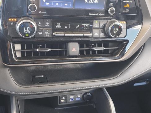 Used 2022 Toyota Highlander XLE FWD image 22