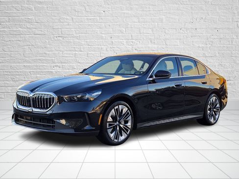 Used 2024 BMW 540i xDrive w/ Premium Package image 3