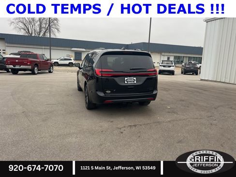 New 2026 Chrysler Pacifica Limited w/ S Appearance Package image 12