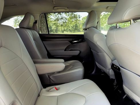 Used 2021 Toyota Highlander XLE AWD/4WD image 33