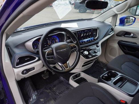 Used 2021 Chrysler Pacifica Touring image 22