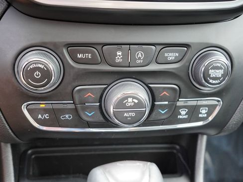 Used 2021 Jeep Cherokee Limited AWD/4WD image 30