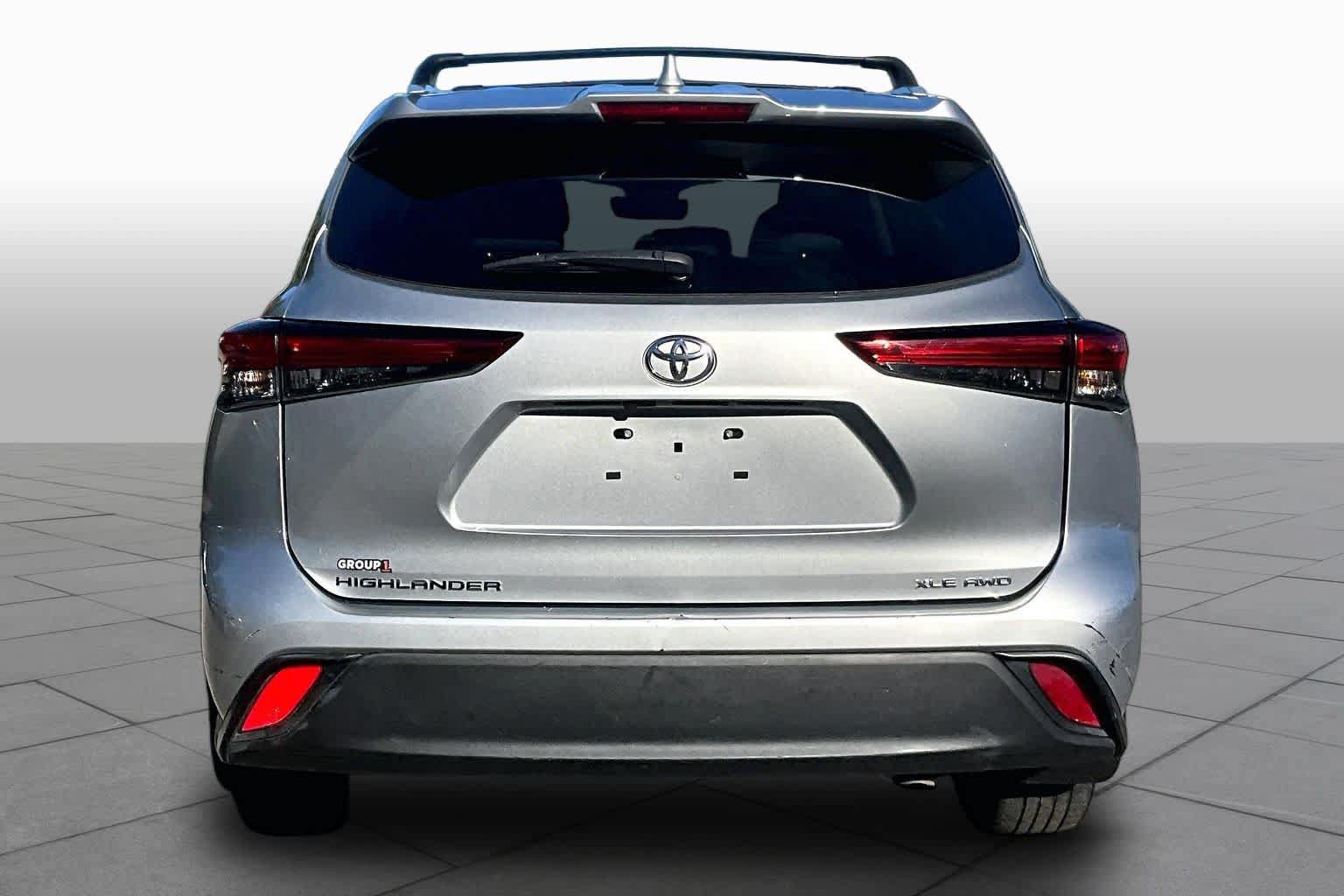 Used 2023 Toyota Highlander XLE AWD/4WD image 5