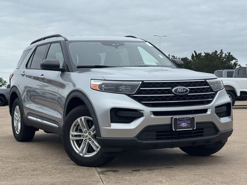 Used 2020 Ford Explorer XLT AWD/4WD image 2