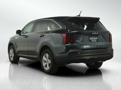 Used 2022 Kia Sorento LX image 3