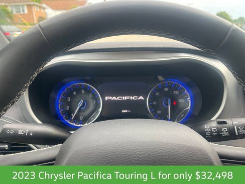 Used 2023 Chrysler Pacifica Touring-L w/ S Appearance Package AWD/4WD image 28