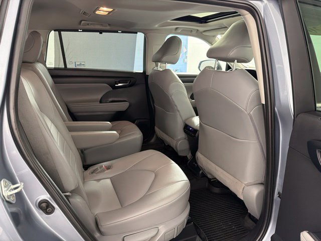 Used 2020 Toyota Highlander XLE AWD/4WD image 29