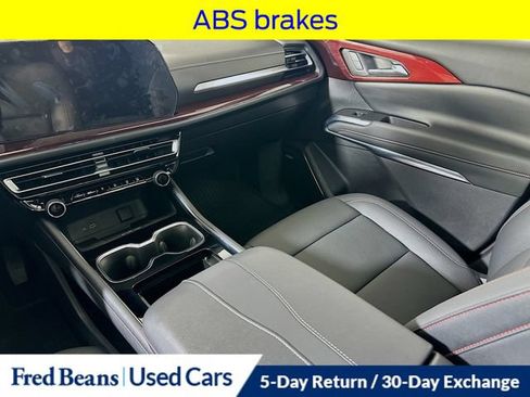 Used 2025 Chevrolet Traverse Z71 w/ Enhanced Driving Package AWD/4WD image 32