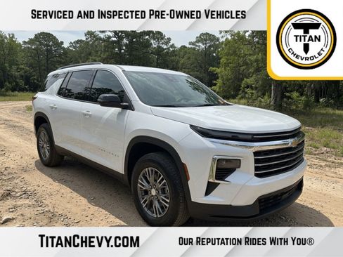 Used 2026 Chevrolet Traverse LT FWD image 1