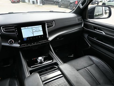 Used 2024 Jeep Wagoneer Series II w/ Flexible Seating Group RWD image 19
