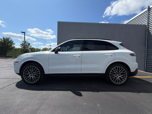 Certified 2023 Porsche Cayenne Platinum Edition AWD/4WD image 2
