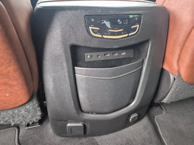 Used 2018 Cadillac Escalade Premium Luxury AWD/4WD image 16