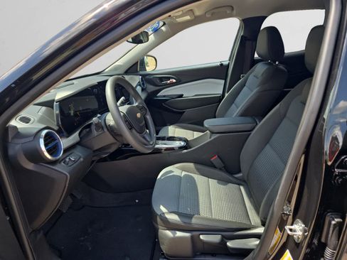 Used 2025 Chevrolet Trax LT FWD image 9