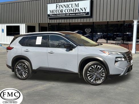 Used 2025 Nissan Rogue SL w/ Tech Package image 1