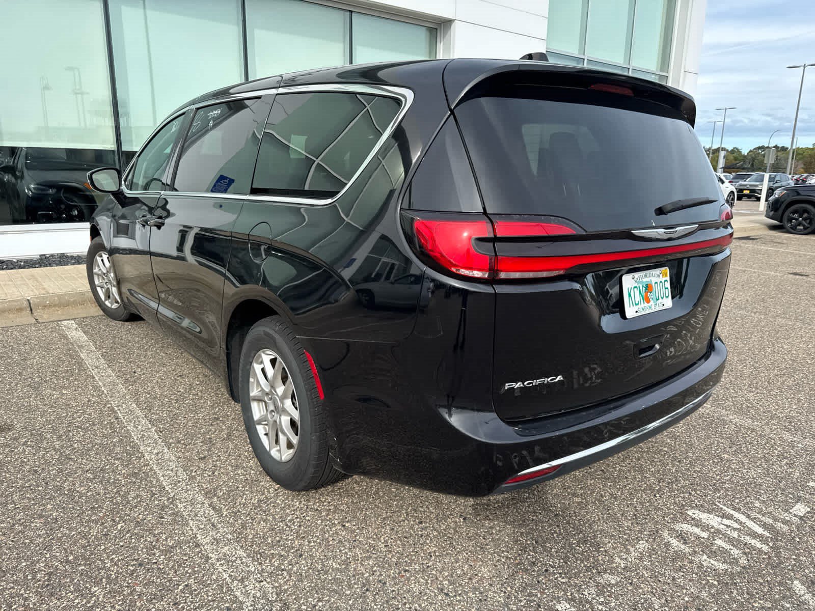 Used 2024 Chrysler Pacifica Touring-L FWD image 3